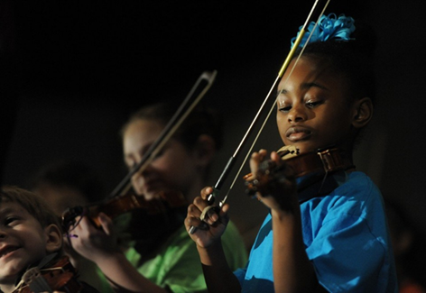 Girl from Sonido Musica plays the violin